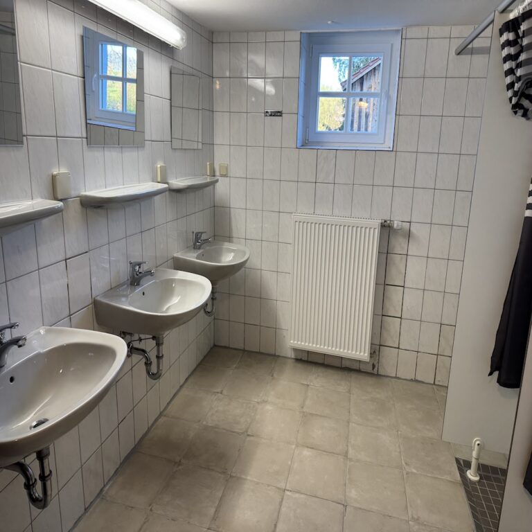 Duschraum mit Spülbecken