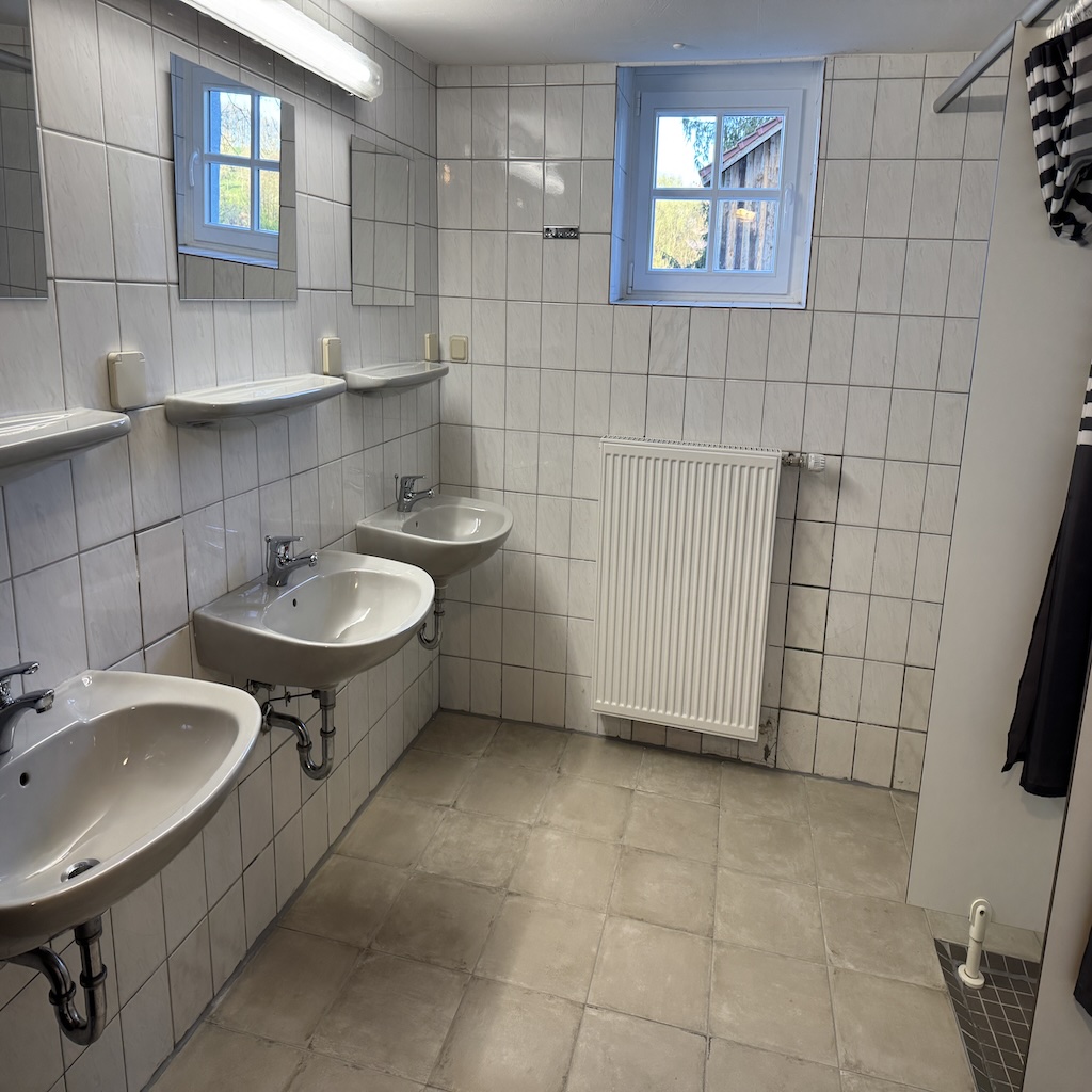 Duschraum mit Spülbecken
